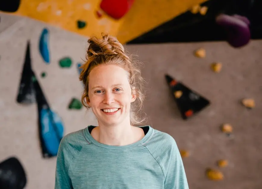 Eine Frau mit Rucksack und DAV-Funktionskleidung | © DAV