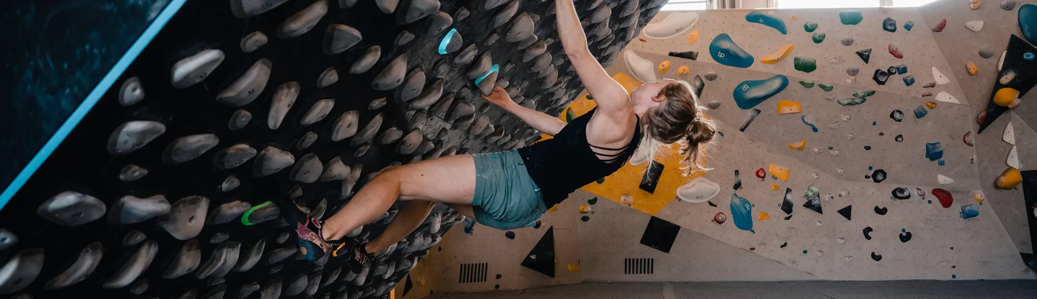 Eine Frau klettert am KIlterboard | © DAV