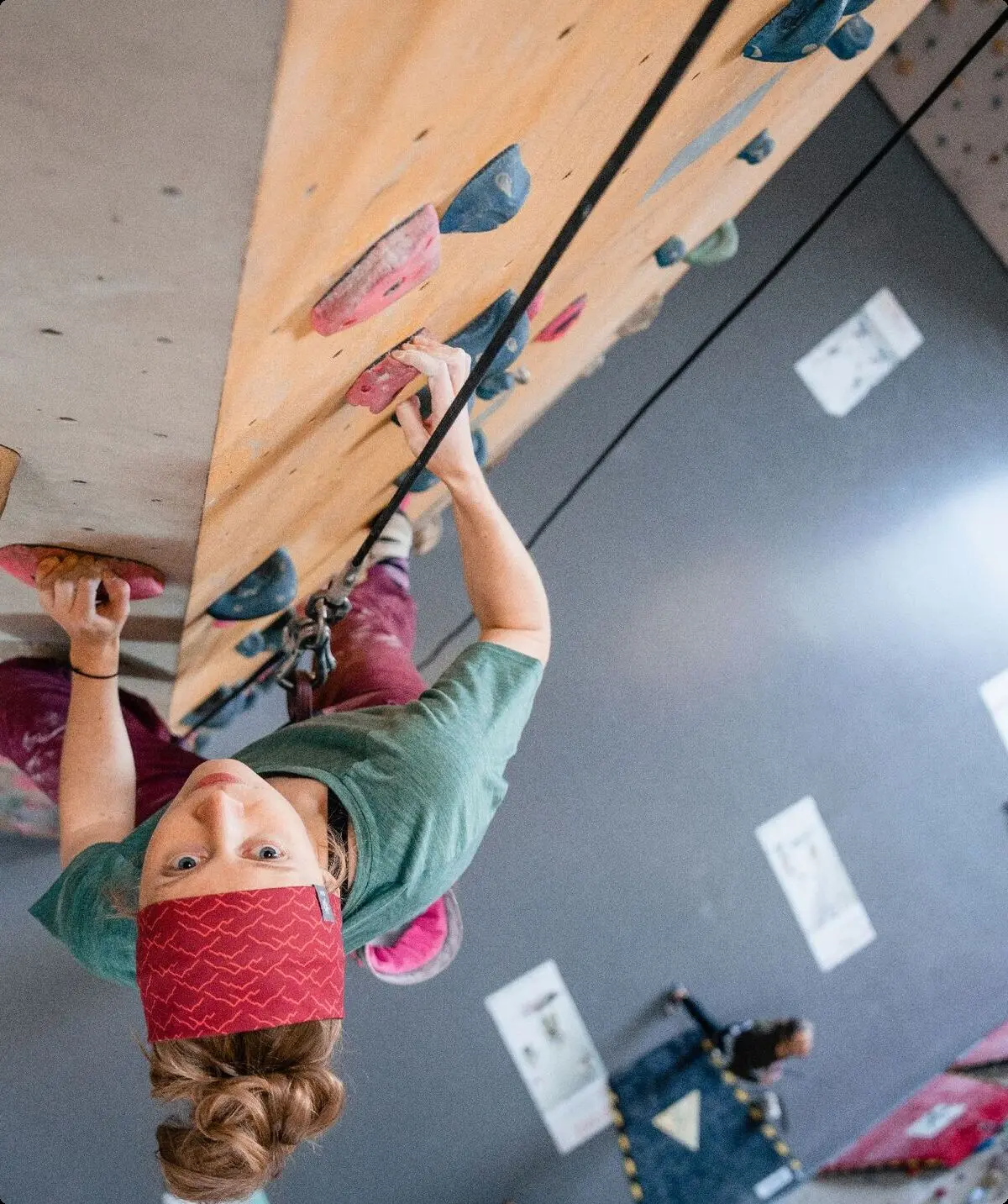 Eine Frau an  einer Boulderwand | © DAV / Marisa Koch
