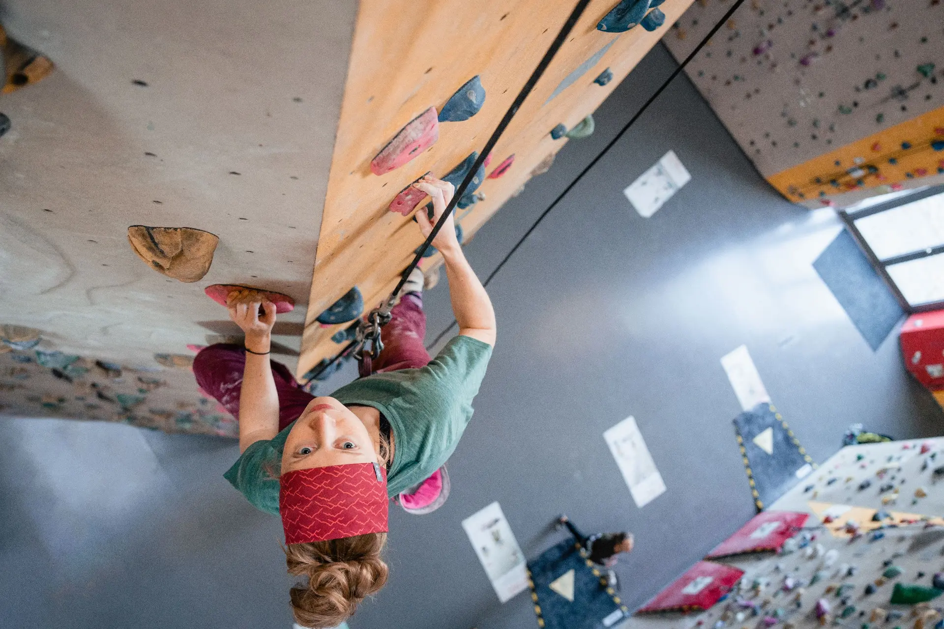 Eine Frau an  einer Boulderwand | © DAV / Marisa Koch