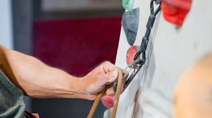 Zoom an einer Kletterwand | © DAV / Marisa Koch