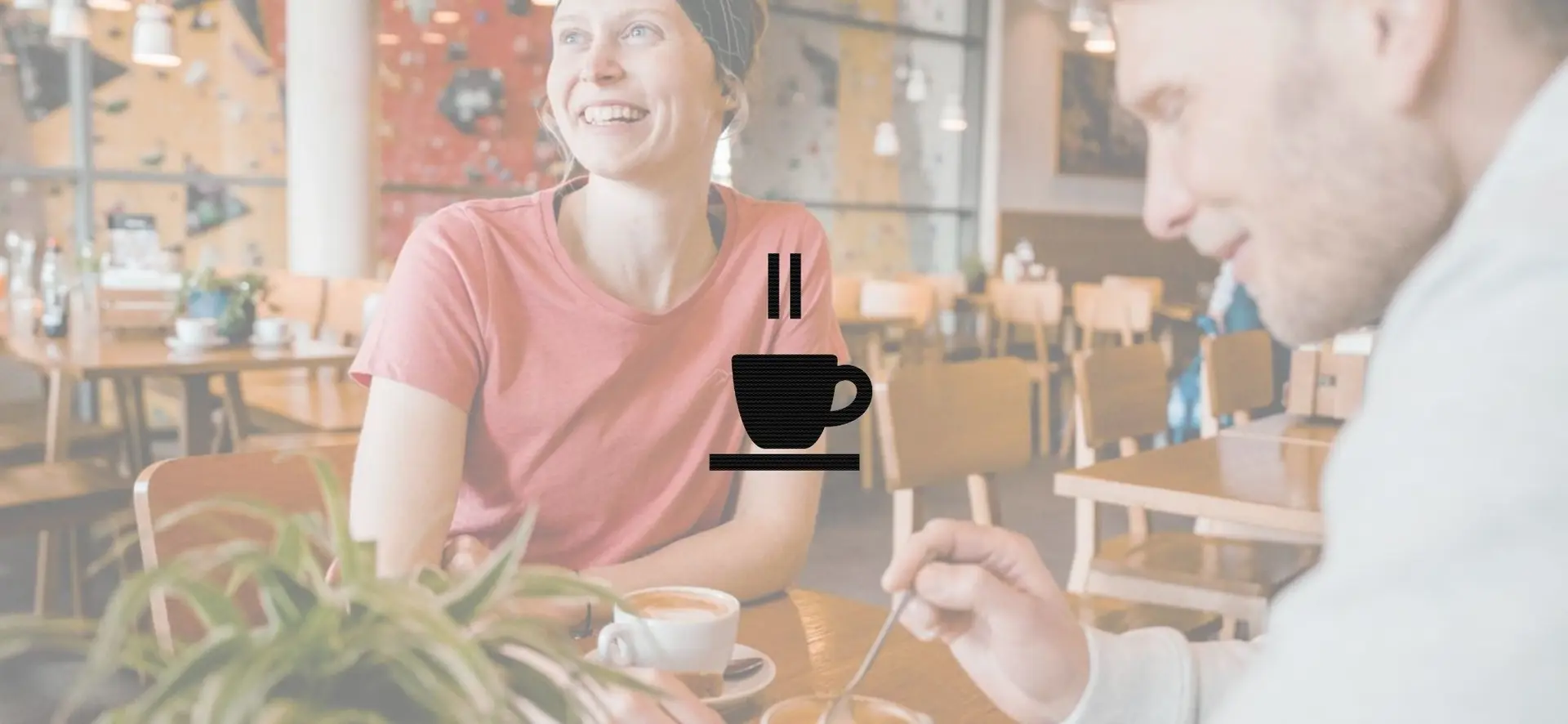 Eine Frau und ein Mann im Sportoutfit in einem Bistro | © DAV / Marisa Koch