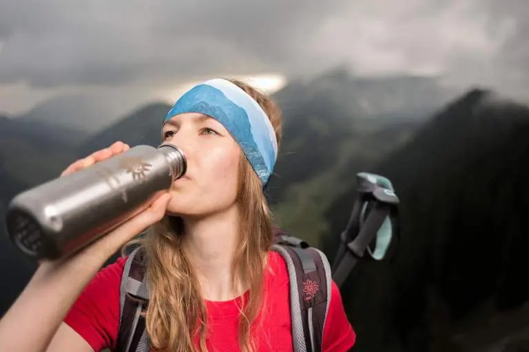 Frau mit Trinklflasche | © DAV/ Jens Klatt