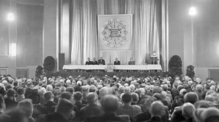 Die Delegierten stimmen ab auf der Hauptversammlung 1950 in Würzburg. | © DAV-Archiv