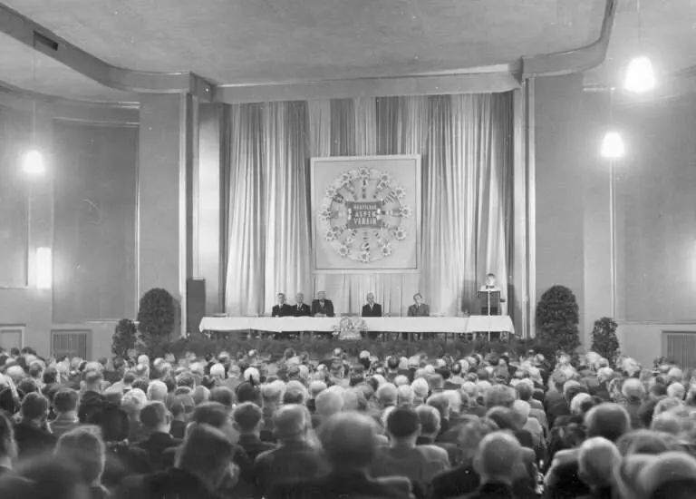 Die Delegierten stimmen ab auf der Hauptversammlung 1950 in Würzburg. | © DAV-Archiv