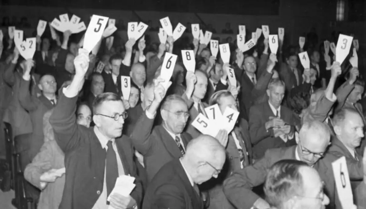 Die Delegierten stimmen ab auf der Hauptversammlung 1950 in Würzburg. | © DAV Archiv