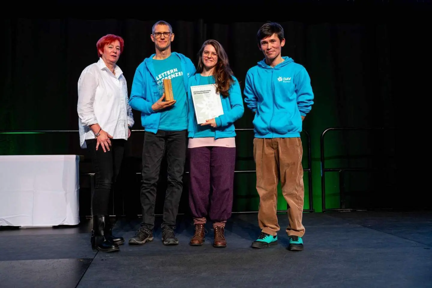 DAV-Vizepräsidentin Melanie Grimm verleiht den DAV-Preis Ehrenamt 2025 an das Inklusionsprojekt #KLETTERNohneGRENZEN der Sektion Bremen | © DAV/Julian Rohn