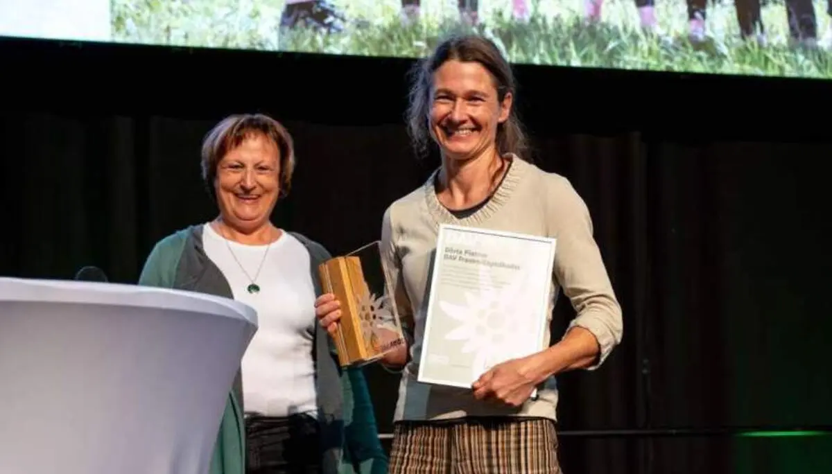 DAV-Vizepräsidentin Burgi Beste verleiht den DAV-Preis Sport 2025 an Dörte Pietron | © DAV/Julian Rohn