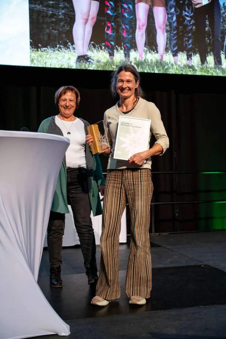 DAV-Vizepräsidentin Burgi Beste verleiht den DAV-Preis Sport 2025 an Dörte Pietron | © DAV/Julian Rohn