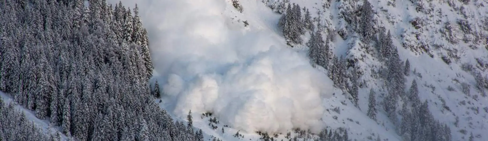 Im steilen Gelände ist die Lawinengefahr verbreitet erheblich.  | © DAV
